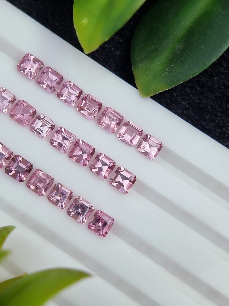 A lot of 21 natural pink spinel gems from Tajikistan with a square shape and a total weight of 7.85 carats.