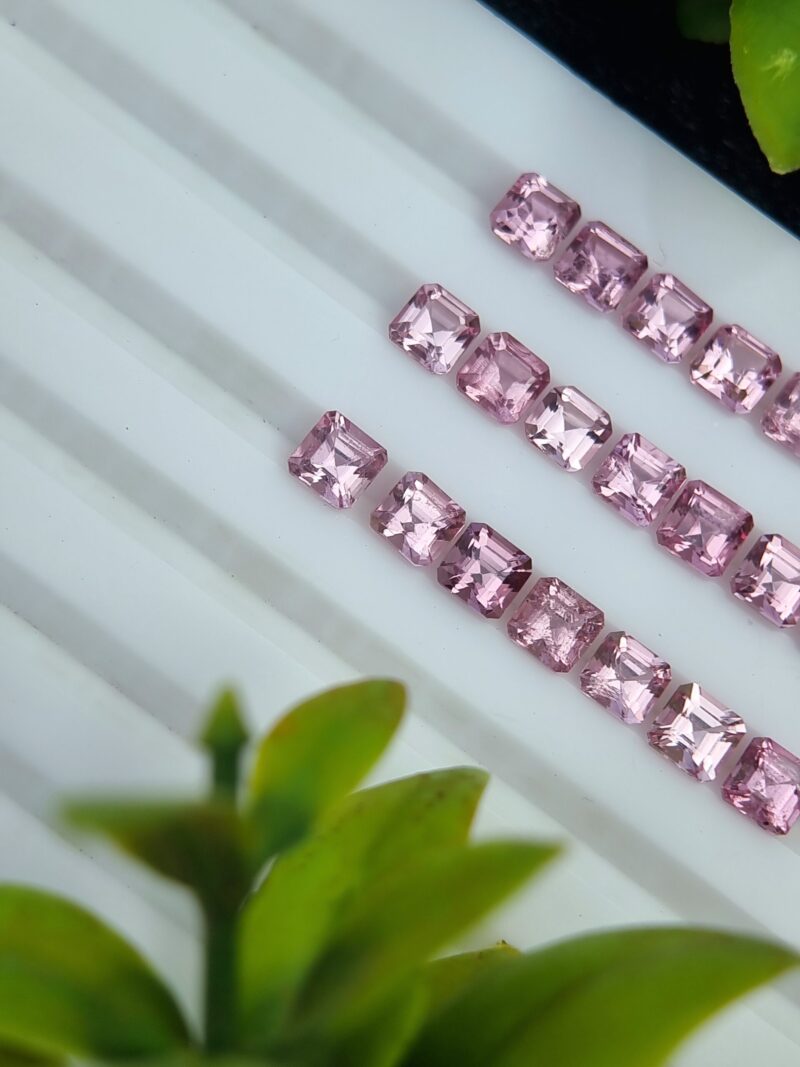 A lot of 21 natural pink spinel gems from Tajikistan with a square shape and a total weight of 7.85 carats.