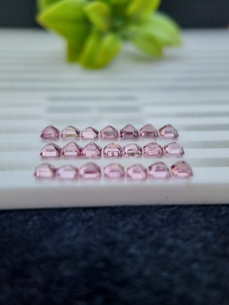 A lot of 21 natural pink spinel gems from Tajikistan with a square shape and a total weight of 7.85 carats.