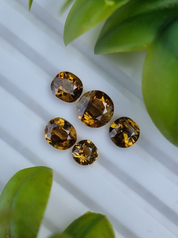 Lot of greenish yellow natural Epidotes, oval and round shapes, 4.63 ct