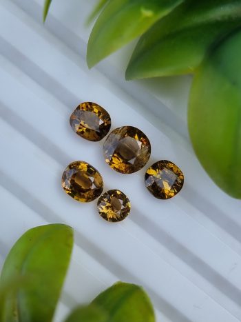 Lot of greenish yellow natural Epidotes, oval and round shapes, 4.63 ct
