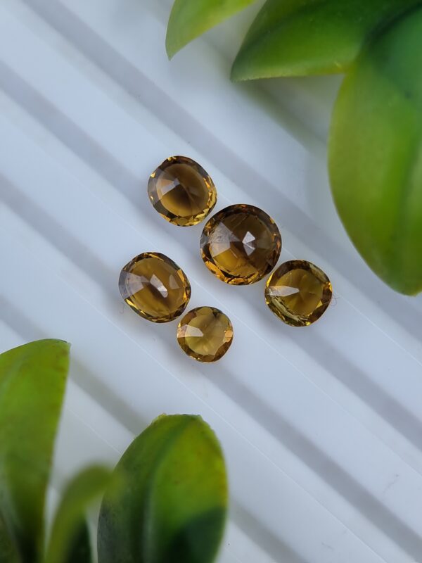 Lot of greenish yellow natural Epidotes, oval and round shapes, 4.63 ct