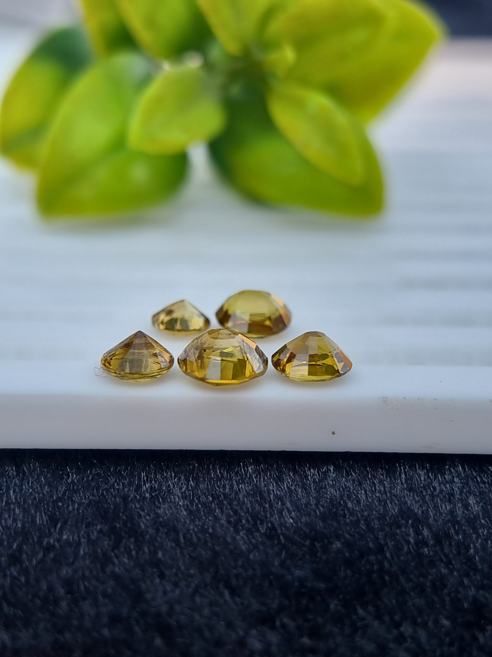 Lot of greenish yellow natural Epidotes, oval and round shapes, 4.63 ct