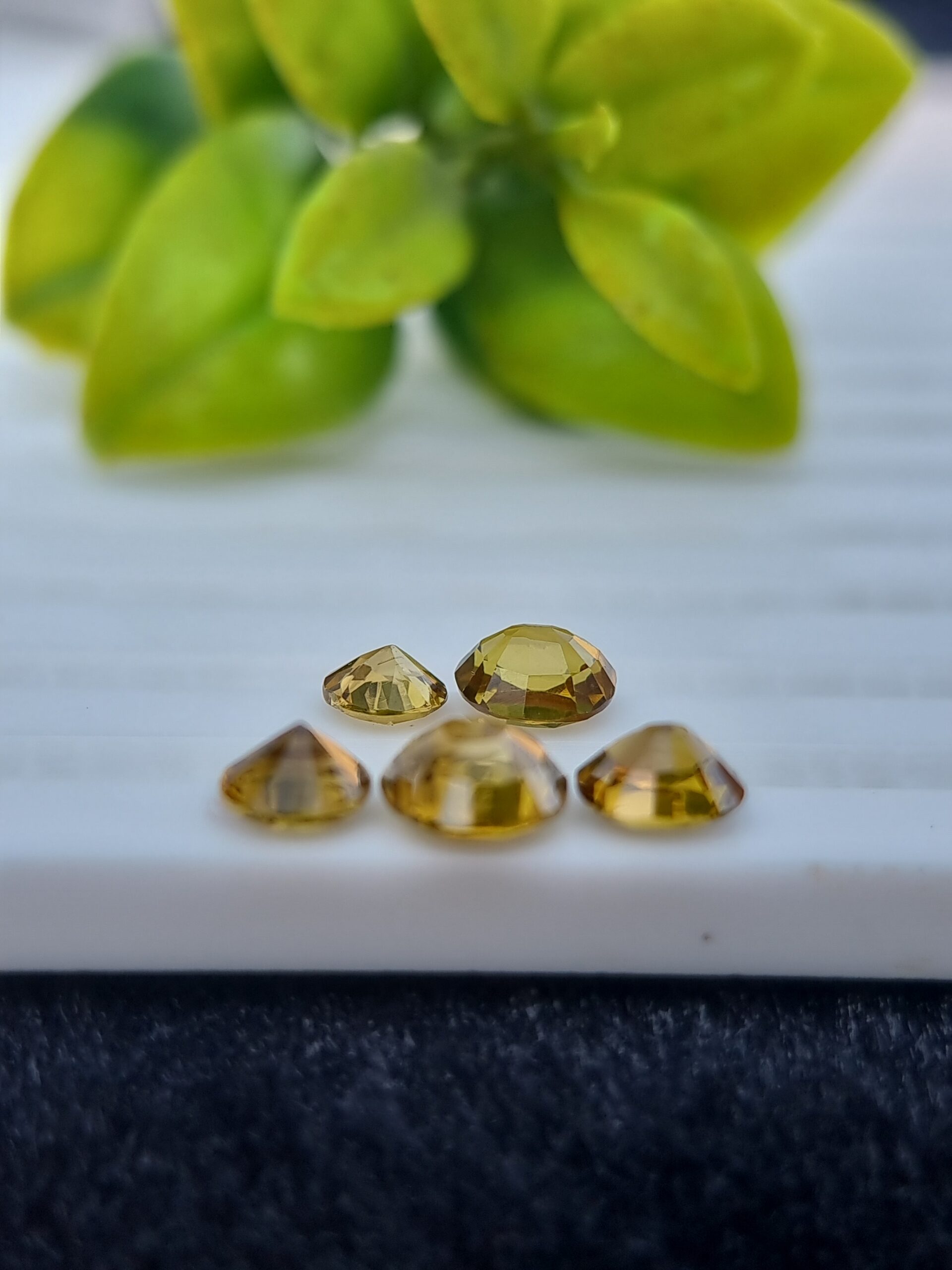 Lot of greenish yellow natural Epidotes, oval and round shapes, 4.63 ct