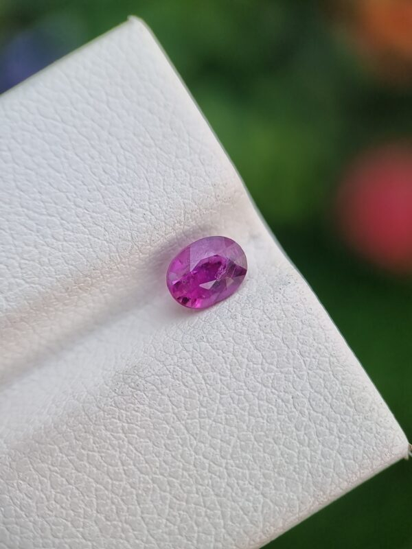 0.69 ct Natural Purplish Pink Sapphire - Oval & Mixed Cut Gemstone | Certified