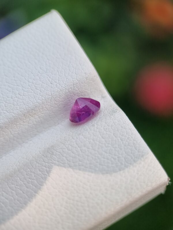 0.69 ct Natural Purplish Pink Sapphire - Oval & Mixed Cut Gemstone | Certified