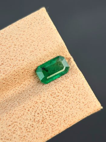 Natural 0.82 ct Green Emerald Emerald Cut from Swat Pakistan – Transparent