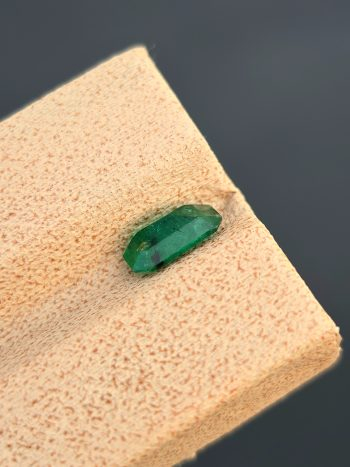 Natural 0.82 ct Green Emerald Emerald Cut from Swat Pakistan – Transparent