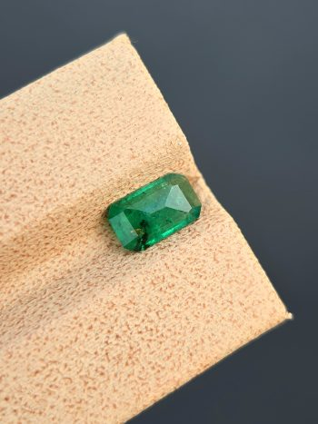 Natural 0.82 ct Green Emerald Emerald Cut from Swat Pakistan – Transparent