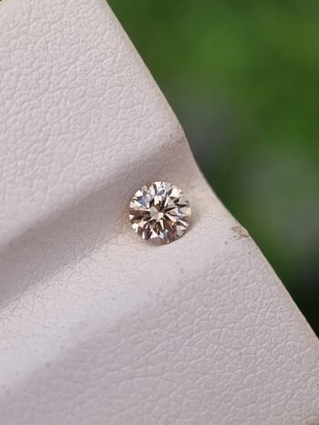 0.27 ct round brilliant cut natural diamond with S-T color, VS2 clarity, and strong blue fluorescence