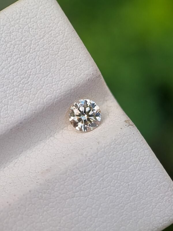 0.30 ct round brilliant cut natural diamond with Q-R color, SI2 clarity, and strong blue fluorescence