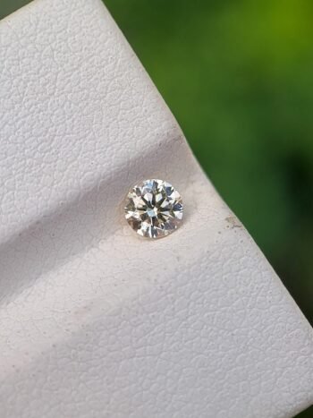 0.30 ct round brilliant cut natural diamond with Q-R color, SI2 clarity, and strong blue fluorescence